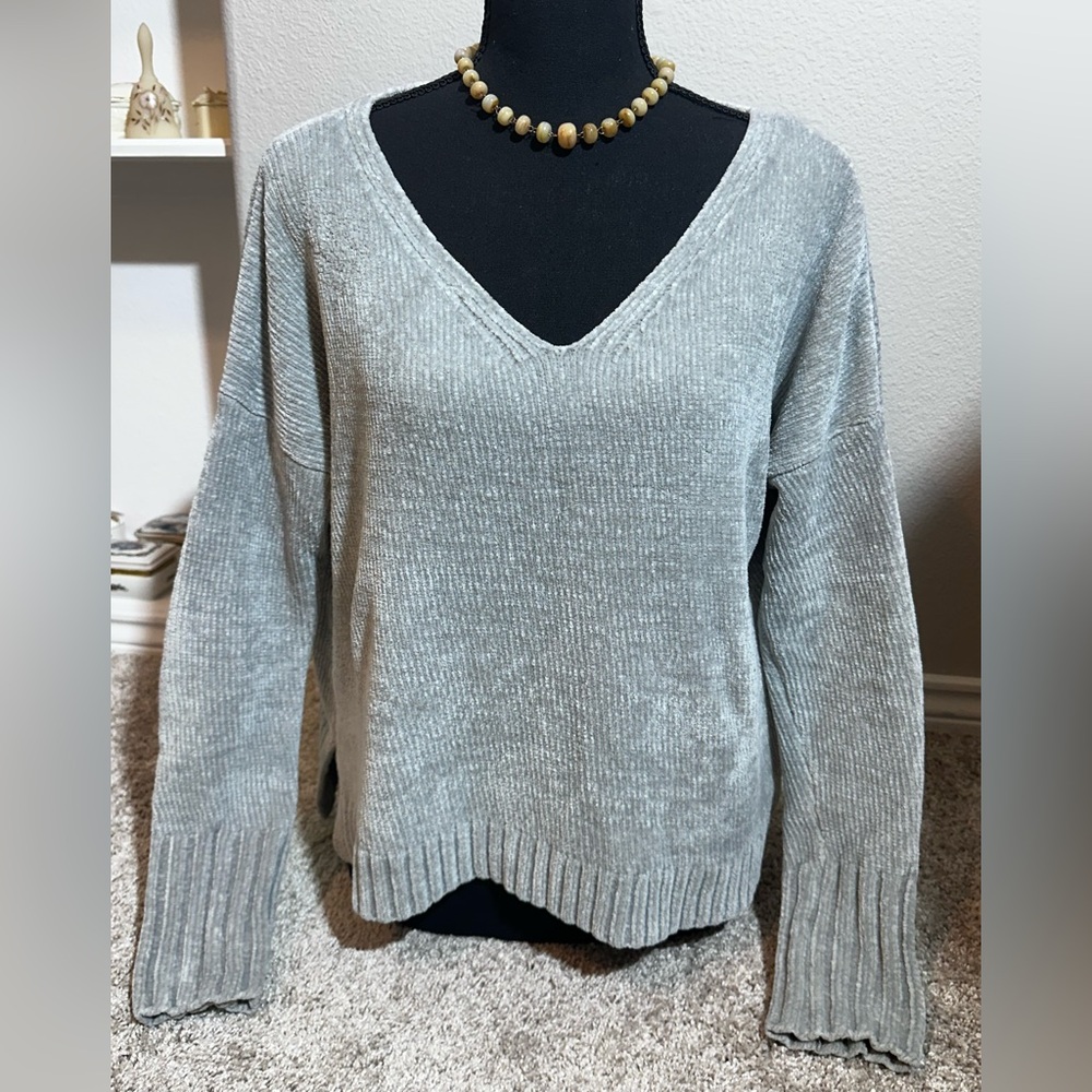Hollister Women's Light Gray V-Neck Sweater